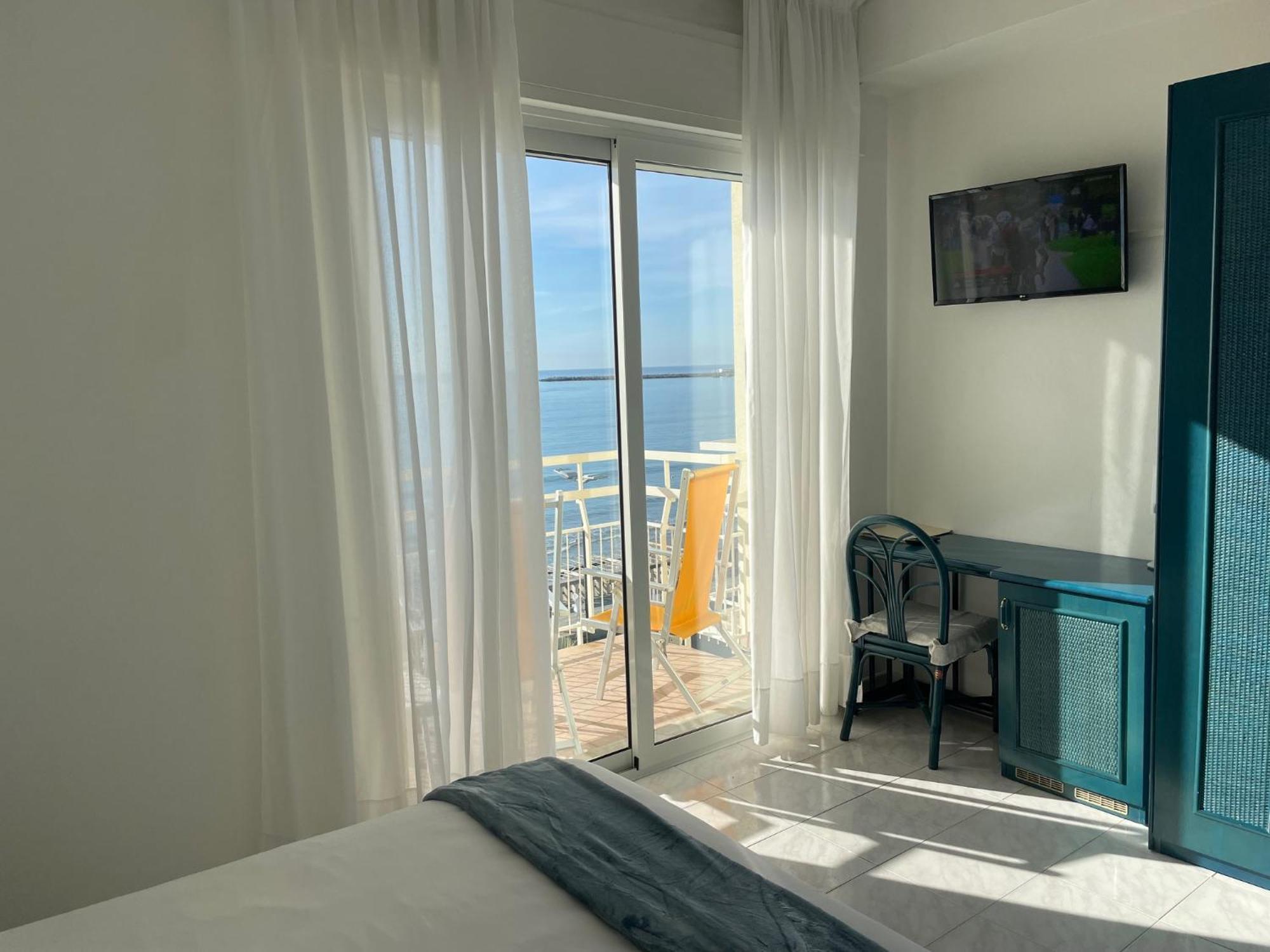 Hotel Miramare Диано Марина Екстериор снимка