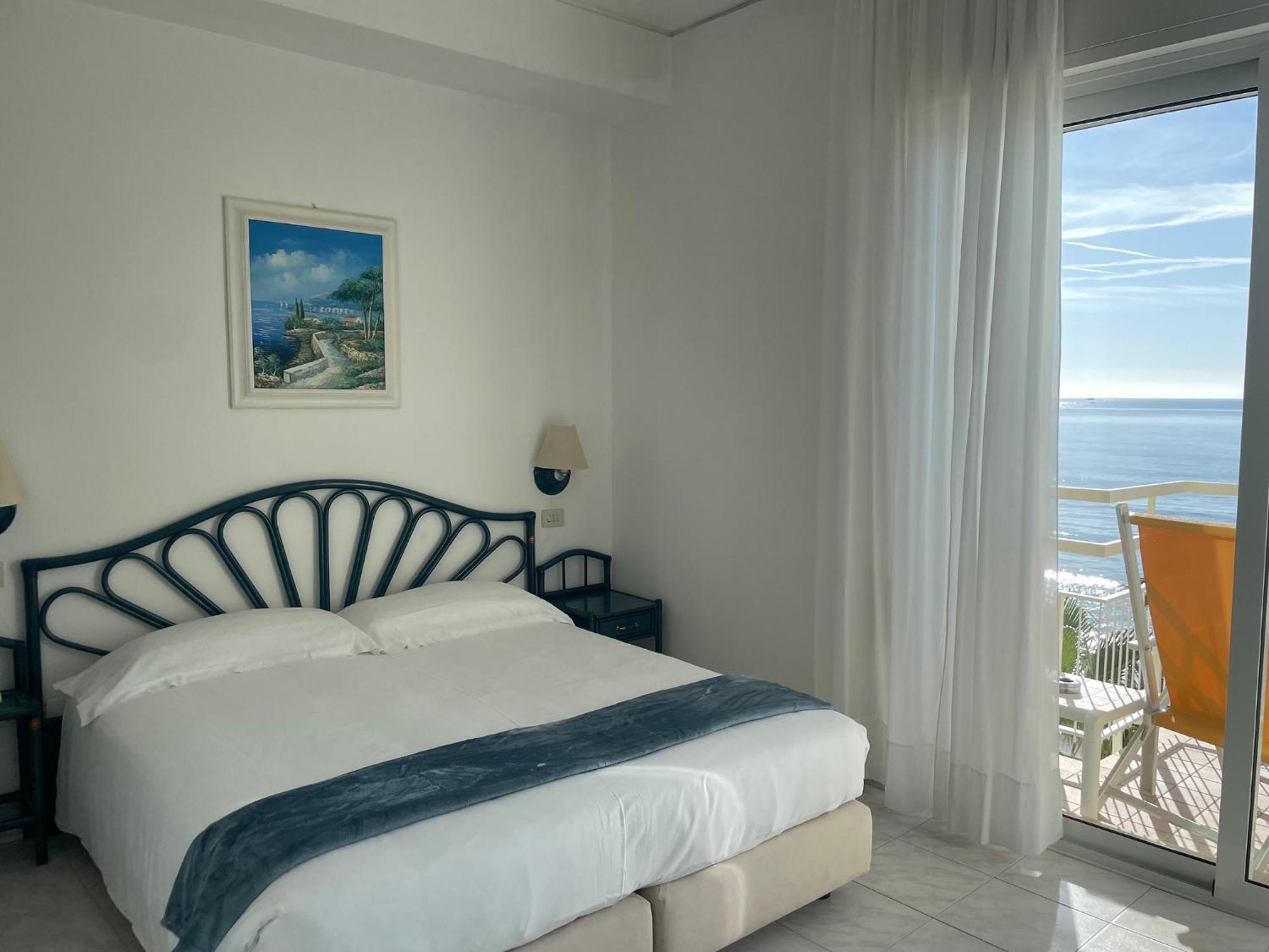 Hotel Miramare Диано Марина Екстериор снимка