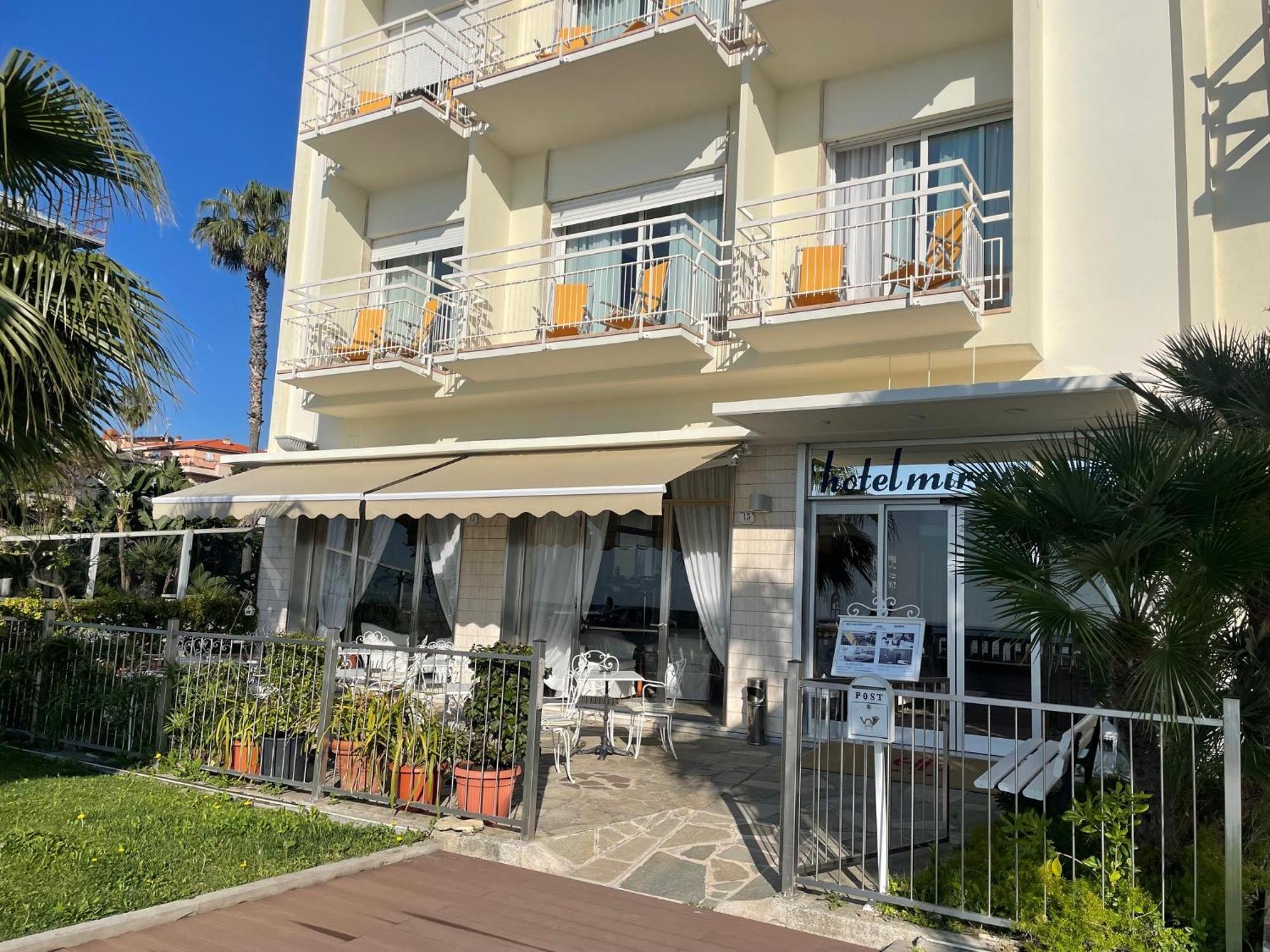 Hotel Miramare Диано Марина Екстериор снимка