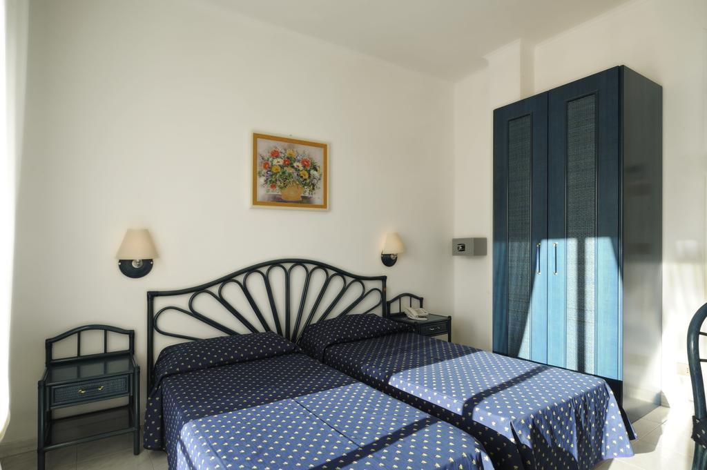 Hotel Miramare Диано Марина Екстериор снимка
