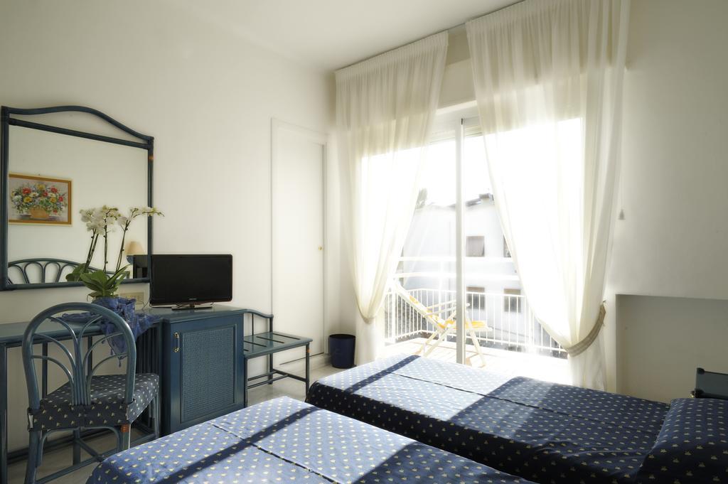 Hotel Miramare Диано Марина Екстериор снимка