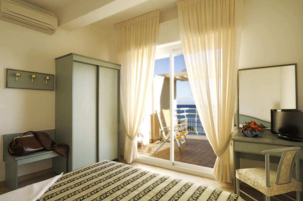 Hotel Miramare Диано Марина Екстериор снимка