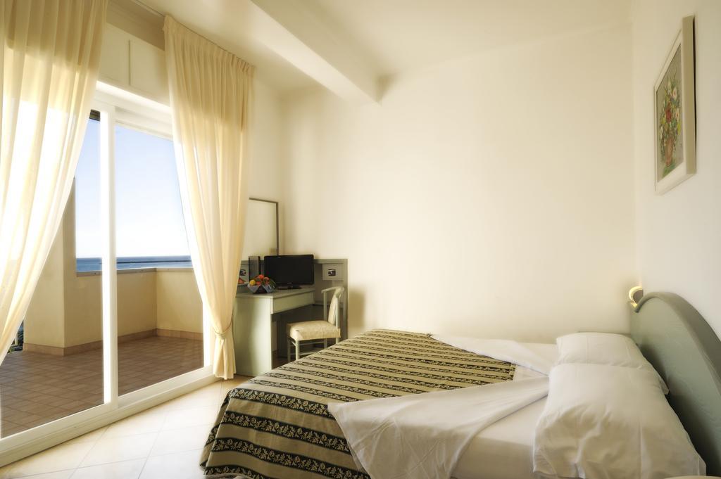 Hotel Miramare Диано Марина Екстериор снимка