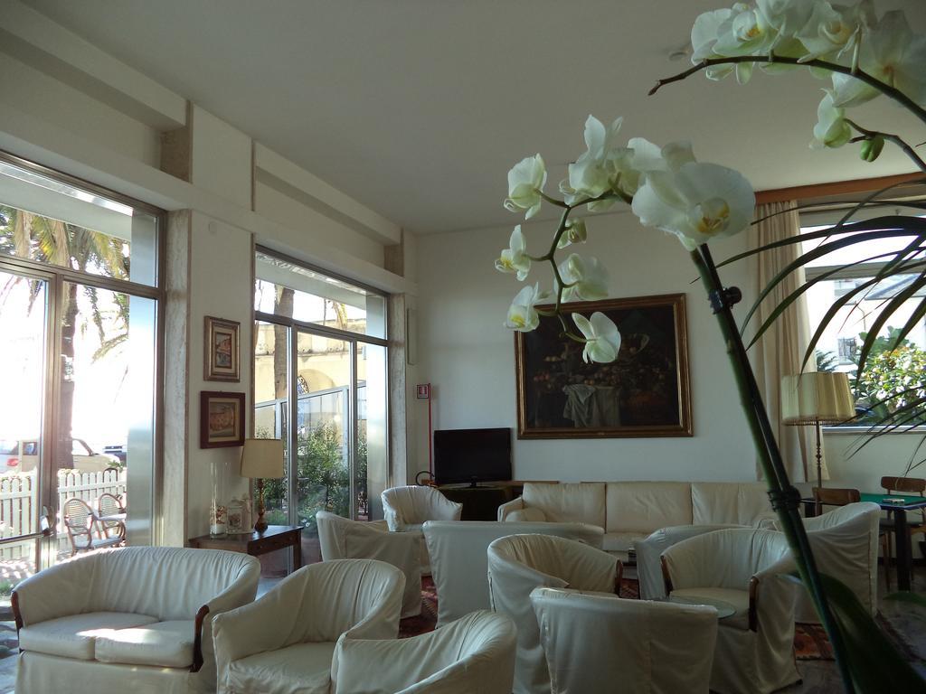 Hotel Miramare Диано Марина Екстериор снимка