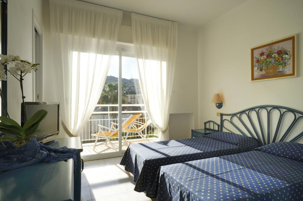 Hotel Miramare Диано Марина Стая снимка