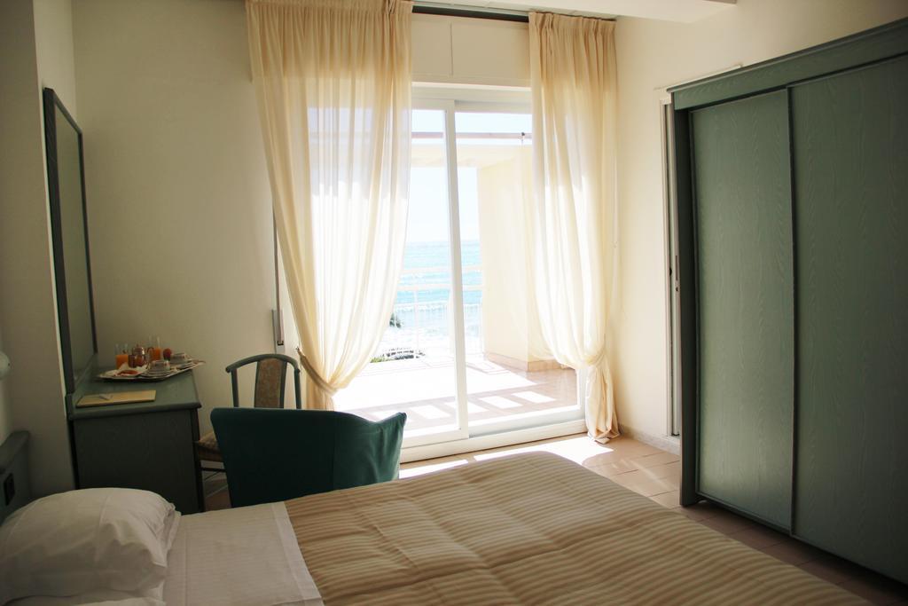 Hotel Miramare Диано Марина Екстериор снимка